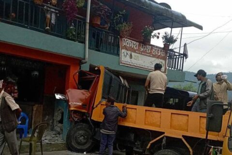 पोखरामा ट्रक एकाबिहानै मासु पसलभित्र पस्यो