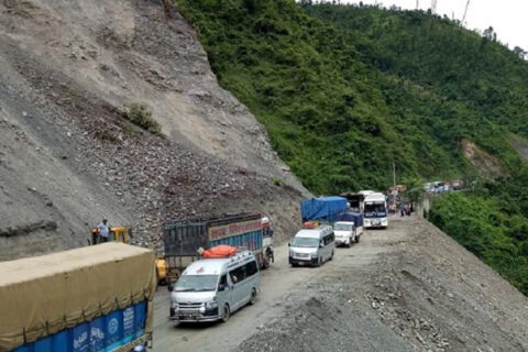 डुम्रे–बेँसीसहर सडक अवरुद्ध
