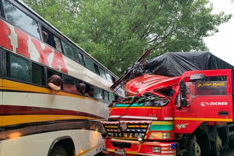 मुग्लिन–नारायणगढ सडकखण्डमा एकाबिहानै बस र ट्रक ठोक्किए : ट्रक चालक र सहचालक घाइते