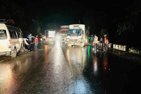 गएराती चितवनमा दूध बोक्ने ट्याङ्कर र माइक्रो बस ठोक्किए : १६ जना घाइते (विवरणसहित)