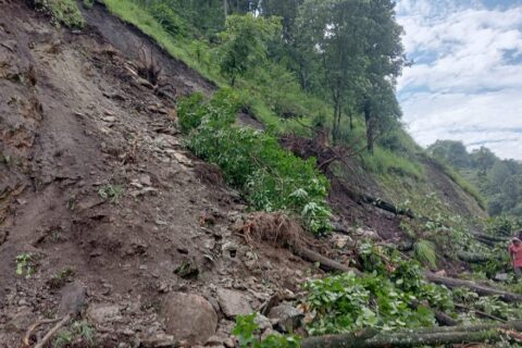 पहिरोमा पुरिएर डोटीमा माइत हिडेकी महिलाको मृत्यु, नातिनी घाइते