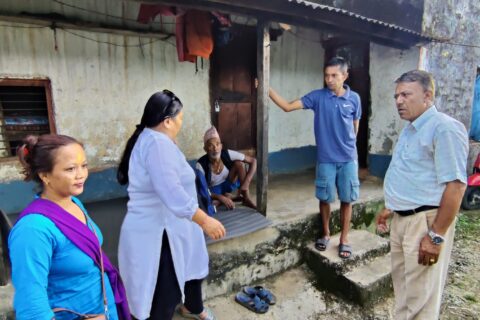 पोखरा  १३ मा घुम्ती सेवा : घरघरमै पुगेर सामाजिक सुरक्षा भत्ता वितरण