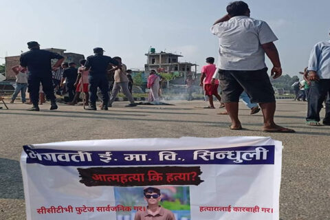 सिन्धुलीको भगवती बोर्डिङको होस्टेलमा बिद्यार्थी झुण्डिएको अवस्थामा भेटिए : मृत्यु पछि बिरोध प्रदर्शन
