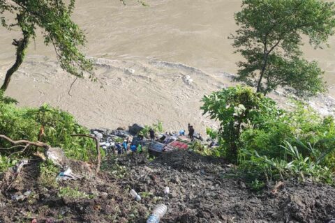 खानेतेल बोकेको ट्रक त्रिशुलीमा खस्यो : चालक र सहचालक बेपत्ता