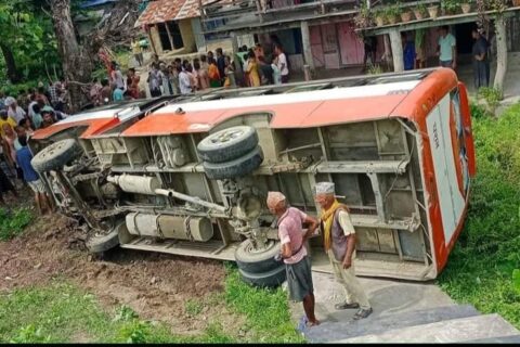 उदयपुरमा मलामी लिएर फर्किएको बस दुर्घटना : २६ जना घाइते