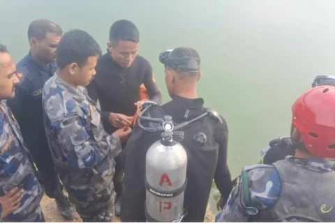पोखरीमा कारसहित बेपत्ता दुईको शव भेटियो : कार निकाल्ने प्रयास जारी