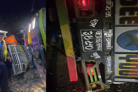 नौ किलो ट्रक दुर्घटना अपडेट : ट्रकभित्र च्यापिएका दुईको मृत्यु ,  दुई जनाको उपचार हुँदै