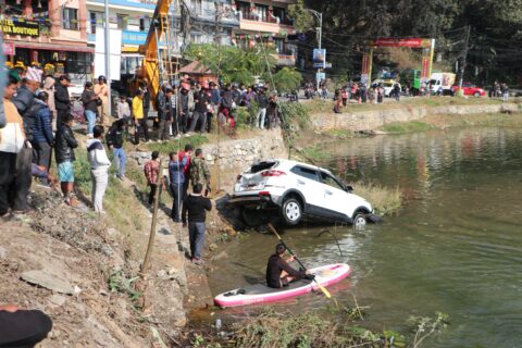 गएराती पामेबाट फर्किदै गरेको कार फेवातालमा खस्यो : तीन जना घाइते