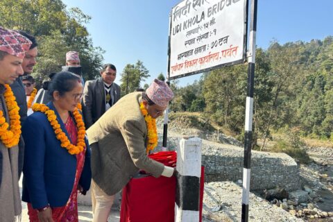 पर्वतमा सम्झौताभन्दा चार महिनाअघि नै बन्यो पुल : प्रदेश मन्त्री केसीले गरे उद्घाटन