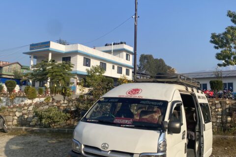 रक्सी खाएर गाडी चलाउने लाइसेन्स नभएका सहचालक प्रहरीको फन्दामा