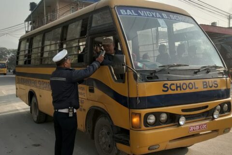 पोखरामा रक्सी खाएर स्कुल बस चलाउने चालक र क्षमता भन्दा बढी बिद्यार्थी बोक्ने स्कुल बसलाई कारबाही :