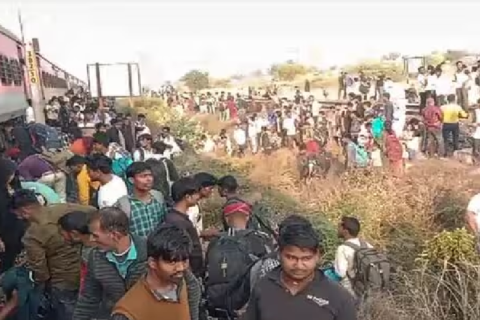 चालु पुष्पक रेलबाट हाम फालेका यात्रीलाई अर्को कर्नाटक एक्सप्रेसले किच्यो : कम्तीमा १२ जनाको मृत्यु, पाँच जना घाइते