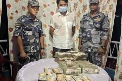 बैकबाट ४५ लाख रकम चोरी गरेर भाग्दै गर्दा नेता पक्राउ