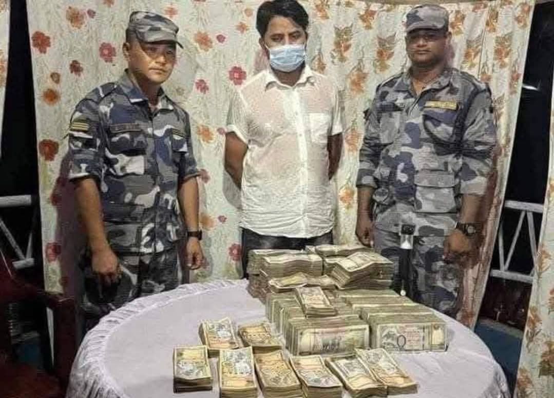 झापाको दमकमा रहेको लक्ष्मी बिकास बैक बाट ४५ लाख रकम चोरी गरेर भाग्दै गर्दा शशस्त्र प्रहरीद्वारा समातिएका नेता