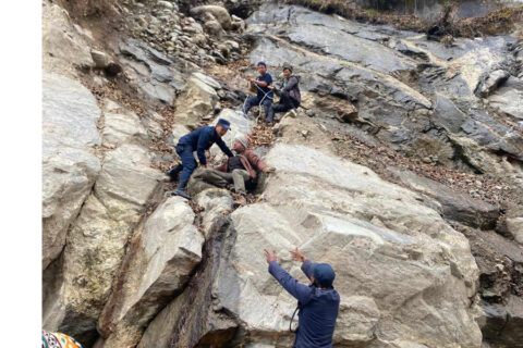 सोलुखुम्बुमा चिप्लिएर भिरमा अल्झिएका जर्मन नागरिकको प्रहरीद्वारा उद्धार