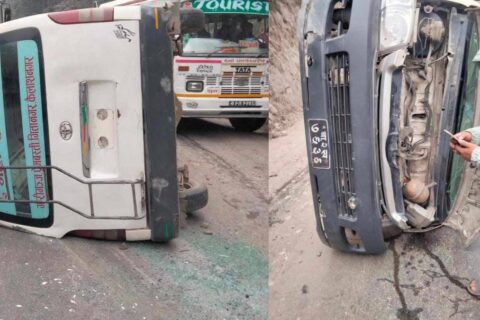 काठमाडौं जाँदै गरेको माइक्रो बस धादिङमा पल्टियो : चितवनका पांच जना घाइते