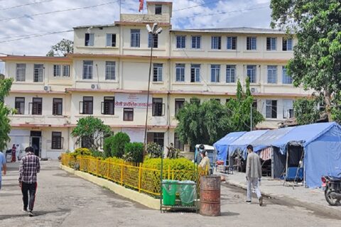 सेती प्रादेशिक अस्पतालमा डा.  बेदप्रकाश भट्ट एकाबिहानै कुटिए