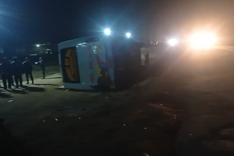 बुटवलबाट काठमाडौं जाँदै गरेको नवलपुरमा दुर्घटना, ११ जना घाइते