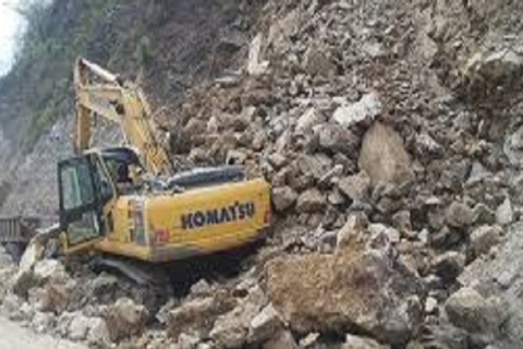 गोरखामा बाटो खन्ने क्रममा खसेको ढुंगाले लागेर स्काभेटर चालकको मृत्यु