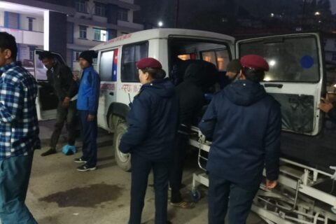 एकाबिहानै इभि गाडि सिन्धुलीगढी नजिकै दुर्घटनाग्रस्त : चालकको मृत्यु, पांच यात्री घाइते