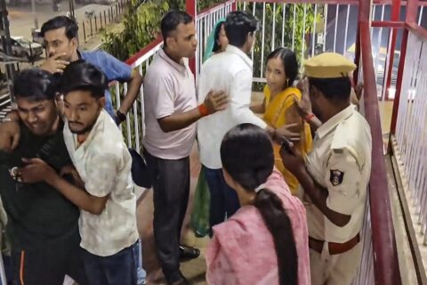 भारतको रेलवे स्टेसनमा गएराति एक युवाले आफ्नी प्रेमिका र उनका बाबुलाई गोली हाने र आफुले आफैलाई पनि गोली हाने
