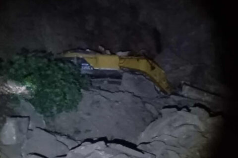 सिन्धुपाल्चोकमा एस्काभेटर पहिरोले पुरियो : चालक बेपत्ता