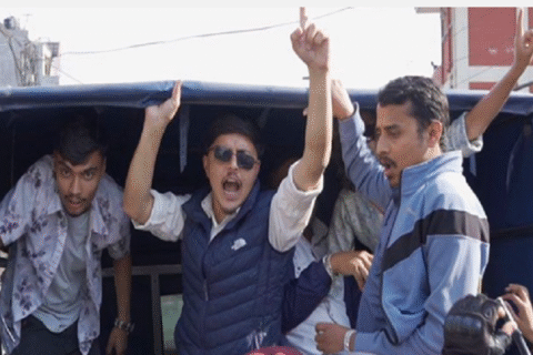 नेबि संघका नेता – कार्यकर्ताहरुद्वारा प्रम निवास अगाडि प्रधानमन्त्रीबिरुद्ध नाराबाजी : केन्द्रीय सदस्यसहित आठजना पक्राउ