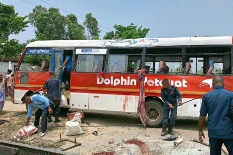उदयपुरबाट विराटनगर जाँदै गरेको बस सप्तरीमा पल्टियो : दुई जनाको निधन, २४ जना घाइते