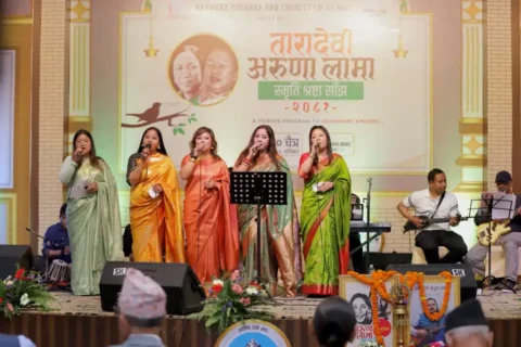 पोखरामा स्थानीय कलाकारहरुले स्वरसाम्राज्ञी अरुणा लामा र गायिका तारादेवीका कालजयी गीत गुञ्जाए