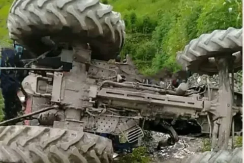 पर्वतमा ट्याक्टर पल्टियो : १५ वर्षीय किशोरको मृत्यु, चालक गम्भीर घाइते
