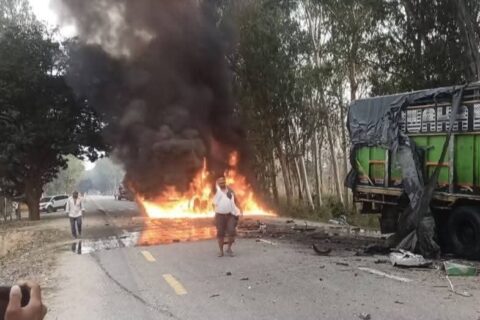 धनुषामा दुईवटा ट्रक ठोक्किए : एउटामा आगलागी, दुवै ट्रकका चालक-सहचालक घाइते