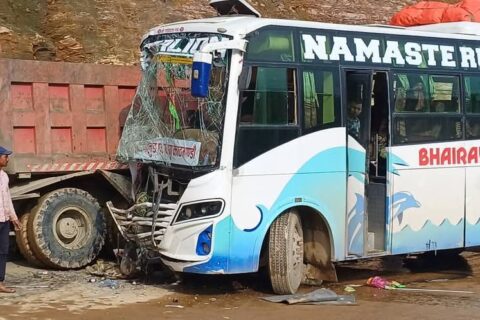 डुम्रेमा एकाबिहानै टिपर र बस एकापसमा ठोक्किए :  सात जना यात्रु घाइते