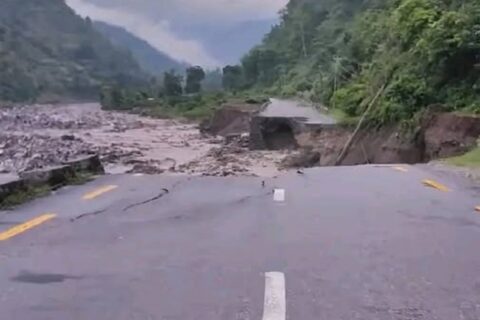 धरान धनकुटा राजमार्ग अवरुद्ध : बाढीले ५० मिटर सडक बगायो