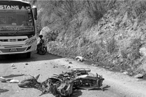 म्याग्दीमा तीब्र गतिको मोटरसाइकल रोकी राखेको बसमा ठोक्कियो : मोटरसाइकल मर्मत केन्द्र संचालकको घटनास्थलमै मृत्यु