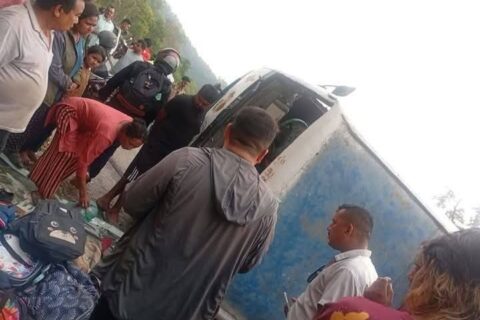 उदयपुरमा स्कुल बस पल्टियो : शिक्षक-विद्यार्थीसहित २० जना घाइते