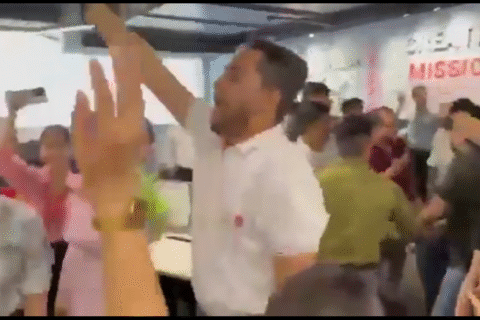 विमान दुर्घटनापछि पार्टी गरेको पाइएपछि एयर इन्डियाका ४ कर्मचारी बर्खास्त (भिडिओ)