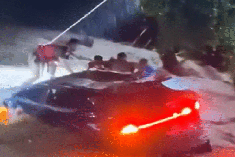 काठमाण्डौको विष्णुमती खोलाले बगाउदै गरेको कारभित्रबाट महिलाको उद्धार (भिडियोसहित)
