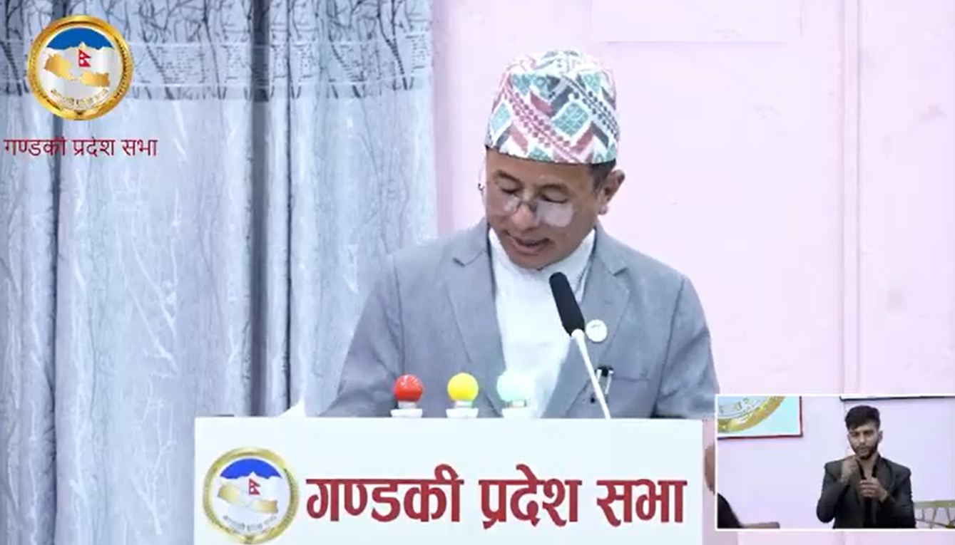 गण्डकी प्रदेश सभामा बजेट पेश गर्दै अर्थमन्त्री डा. टकराज गुरुङ