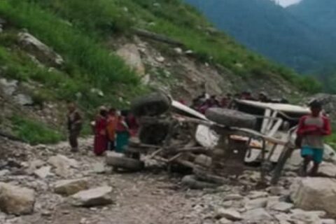 बृद्ध भत्ता परिचयपत्र नवीकरण गर्न वडा कार्यालय आएका बृद्ध – बृद्धा चढेको जिप बाजुरामा दुर्घटनाग्रस्त : दुई जनाको घटनास्थलमै मृत्यु ,  १५ जना घाइते