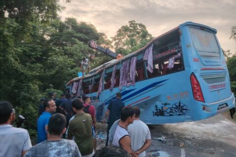 काठमाण्डौबाट दाङ जाँदै गरेको बस एकाबिहानै कपिलबस्तुमा पल्टियो : २८ जना घाइते