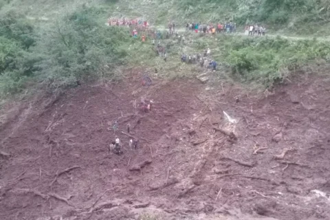 पहिरोमा पुरिएका बुबाकोे शब भेटियो : छोरा अझै बेपत्ता