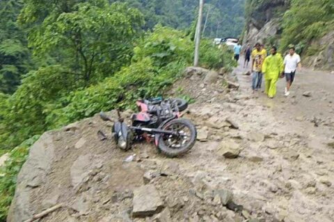 पाल्पाको सिद्धबाबा पहिरोमा परी श्रीमानको मुत्यु, श्रीमती घाइते