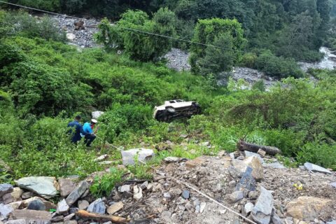 बागलुङमा गएराती बोलेरो जिप भीरबाट खस्यो : १६ जना घाइते