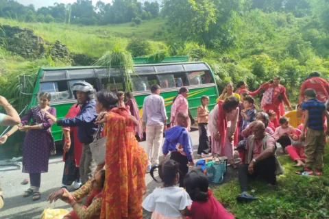 पोखरामा नगर बस दुर्घटनाग्रस्त : २३ जना घाइते (सुचीसहित)