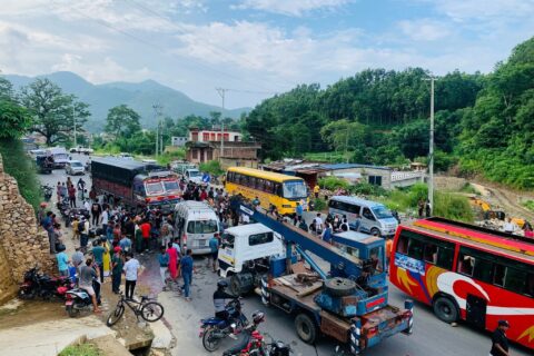 तनहुँको डुम्रेमा बस र माइक्रोबस ठोक्किए, ११ जना घाइते