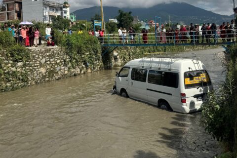 काठमाण्डौ साङला खोलामा इभी माइक्रो बस खस्यो
