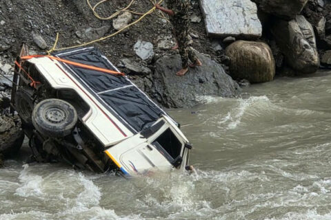 भोटेकोशीमा खस्यो जिप : दुई जना बेपत्ता