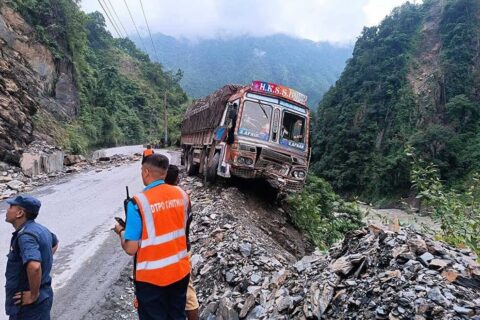नारायणगढ–मुग्लिन सडकमा ट्रकमाथि ढुङ्गा खस्यो : तीन जना घाइते