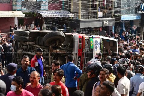 काठमाडौंमा आज बिहानै बस दुर्घटना हुंदा २० यात्री घाईते