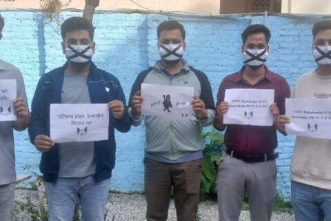 काठमाडौंको अन्तर्राष्ट्रिय सम्मेलन केन्द्र अगाडिबाट मुखमा टेप लगाएका पांच जना युवा पक्राउ